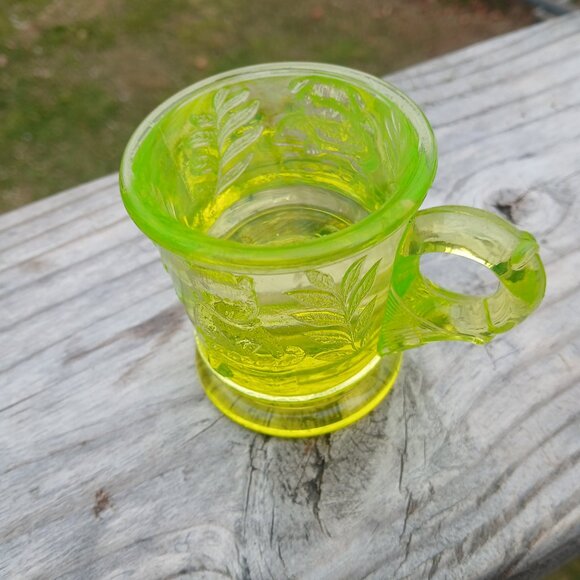 Vintage Vaseline Uranium Glass Childs Mug Cup Cat in Basket dog FLAW CHIP - Picture 6 of 16